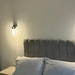 The Duplex At Sophia Mews With Free Parking