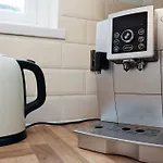 Spacious Pontcanna Apartment, Driveway Parking & 10 Min To City Centre