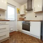 Spacious Pontcanna Apartment, Driveway Parking & 10 Min To City Centre