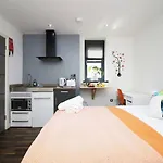 Cosy, Modern & Comfortable Studio
