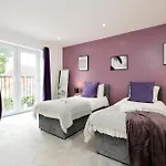 Large 2 Bed Central Apartment With Balcony And Private Parking