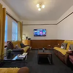 5 Bedroom House - 10 Beds - City Centre - Parking