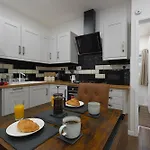 Stylish Apartment In City Centre - Walk Everywhere
