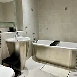 Large Double Room In Cardiff City Centre With Live In Host