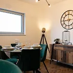 Trendy City Centre Apartment With Free Parking