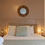 Trendy City Centre Apartment With Free Parking