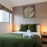 Trendy City Centre Apartment With Free Parking