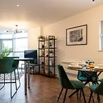 Trendy City Centre Apartment With Free Parking