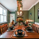 Beautiful Townhouse, Great Location - Pet Friendly