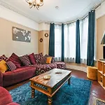 Beautiful Townhouse, Great Location - Pet Friendly