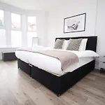 Large 5 Bedroom House - Harlequin Gardens By Ty Sa
