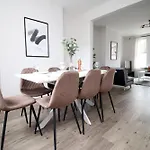 Large 5 Bedroom House - Harlequin Gardens By Ty Sa