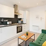 2 Bedroom Apartment Near City Centre, Uni & Parks!