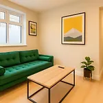 Modern Central Apartment + King Size Bed + Garden