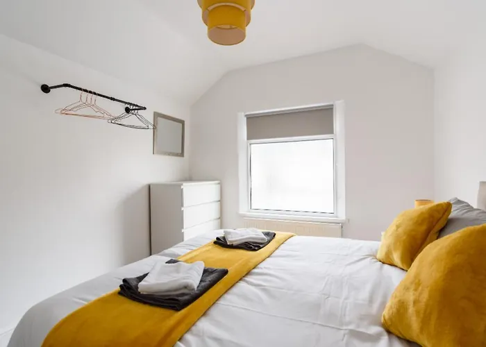 2 Bed Apartment Near City Centre - By Sweet Stays