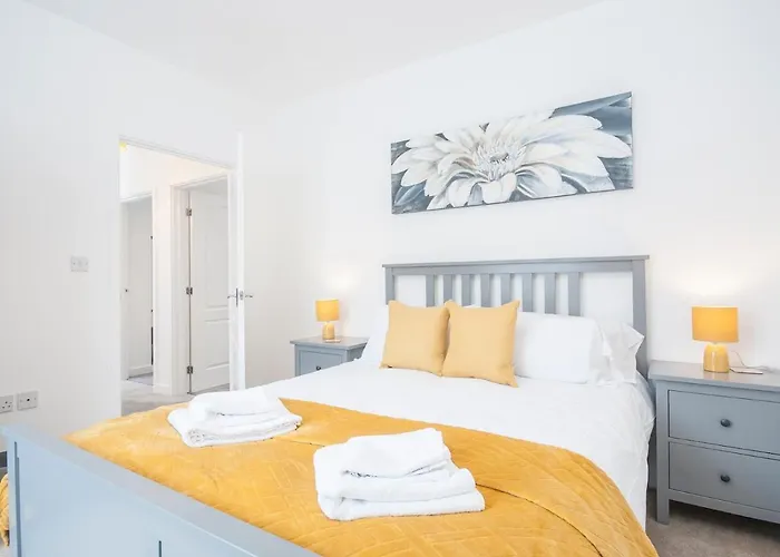 Modern 2 Bedroom Apartment Next To Bay With Parking