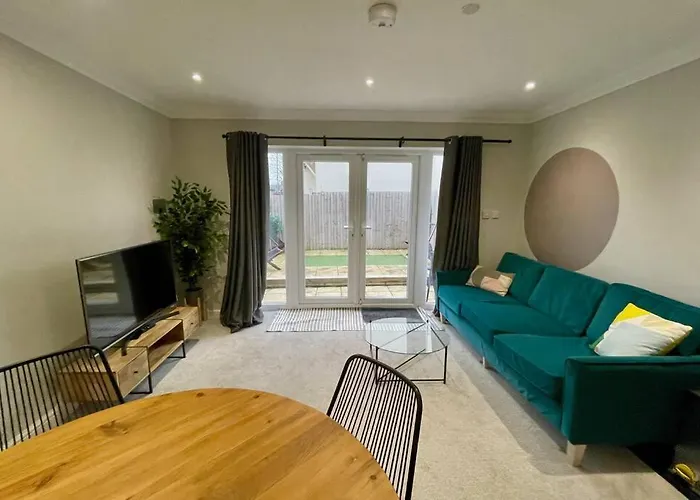 Stylish Modern Two Bedroom Apartment With Garden
