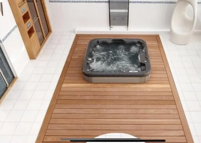 Private Spa, Steam Room, Sauna, Large Hot Tub And Gym In This Stunning 3 Bedroom Apartment