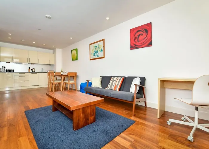 Pass The Keys Super Central Spacious 2 Bed Apartment With Parking