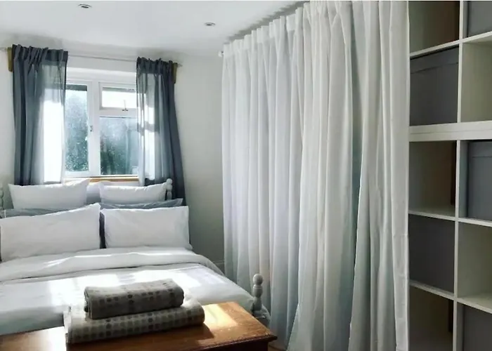 Cosy And Characterful 1 Bedroom Townhouse With Big South Facing Garden In Cardiff