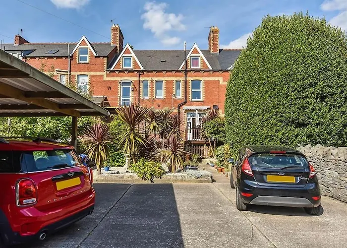 Traditional 3-Bed Property In Pontcanna With Parking