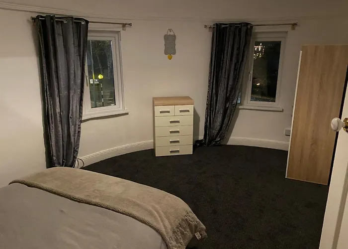 Spacious 2 Bed Apartment, Close To Village Shops