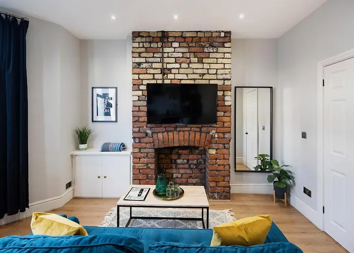 Stylish Modern Apartment Near The City Centre With Nearby Off-Road Parking