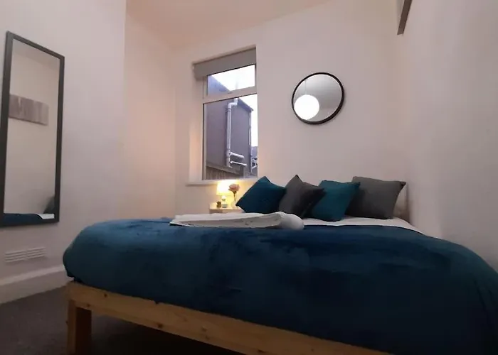 Spacious 4 Bedroom, Free Netflix, Central Location