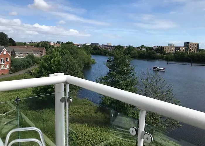 Beautiful River Views: 2 Bed / 2 Bath Modern Flat