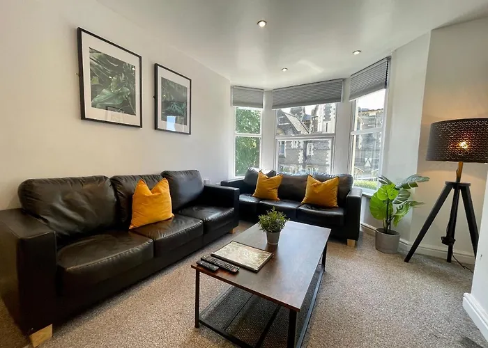 8 Person, 4 Bedroom Light, Warm & Modern Apartment