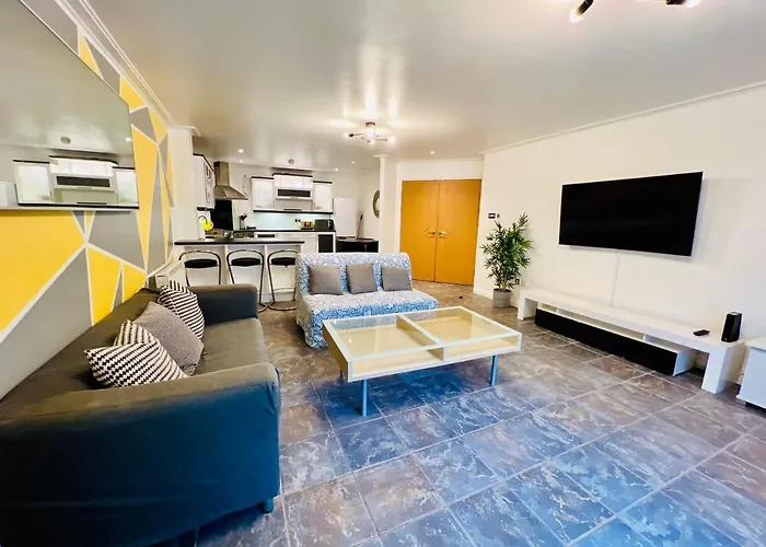 Lush Gated Cardiff Bay Flat With Fast Wifi & Parking