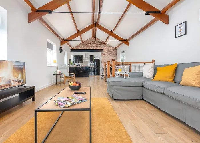 Stayright- 2 Bedroom House, Centrally Located & Close Walk To City Centre