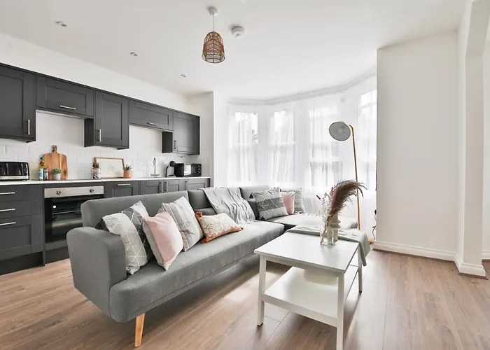 Stayright Spacious Apartments With Private Parking- 15-Minute Stroll To Town Centre