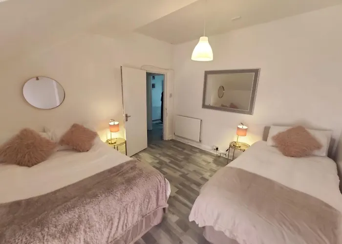 1 Bedroom Flat W/ 2 Beds