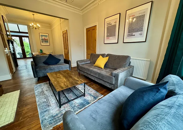 Large Citycentre Townhouse & Hot Tub, Pool Table And Offroad Parking