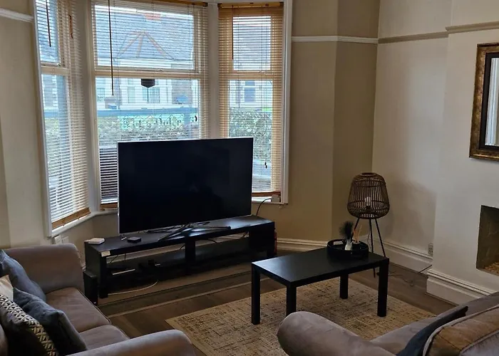 Large Three Bedroom Apartment With Roof Terrace Near City Centre