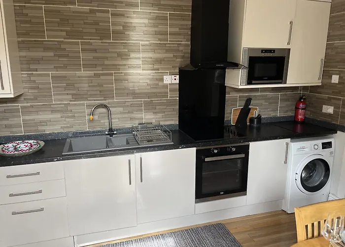 Adanhouse-Stockland Spacious 5 Bedroom House Sleeps 12 Private Garden