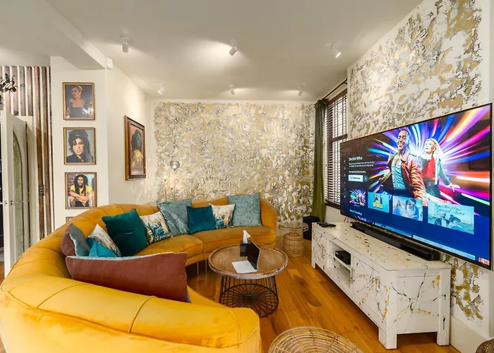 City Retreat, Spacious 4 Bed House, Games Room, Parking, Hot Tub & Bbq