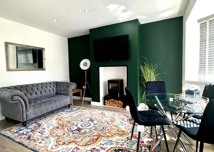 Sophisticated Home With Beautiful & Large Garden