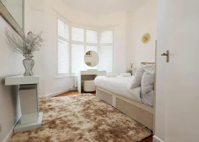 Spacious Pontcanna Apartment, Driveway Parking & 10 Min To City Centre