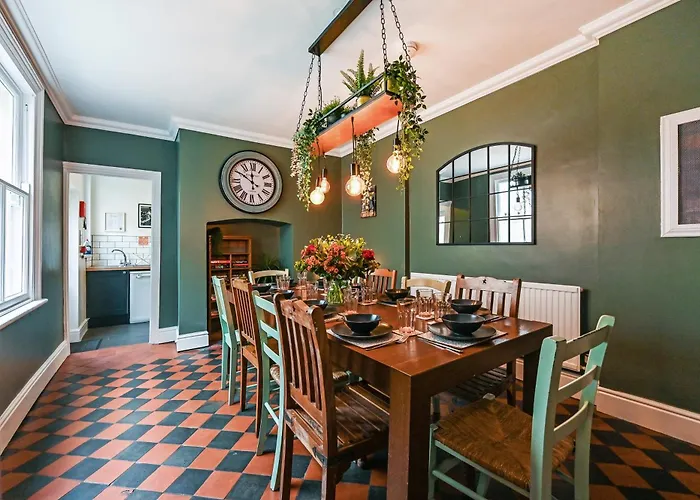 Beautiful Townhouse, Great Location - Pet Friendly