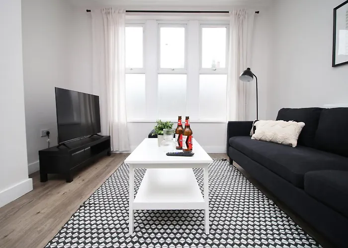 Large 5 Bedroom House - Harlequin Gardens By Ty Sa