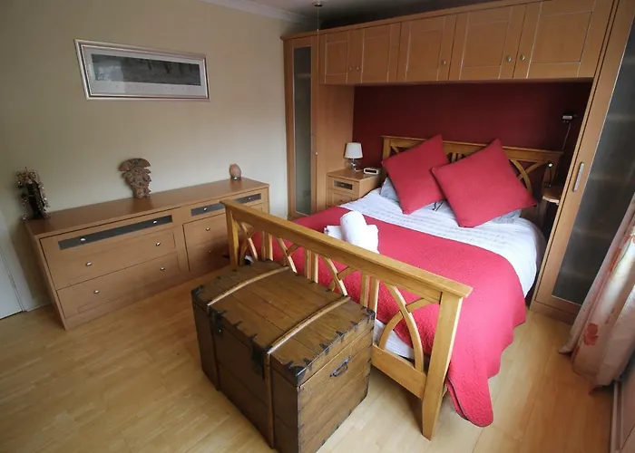 Large 4 Bedroom Family Home 2 Mins From Junction 32 Cardiff