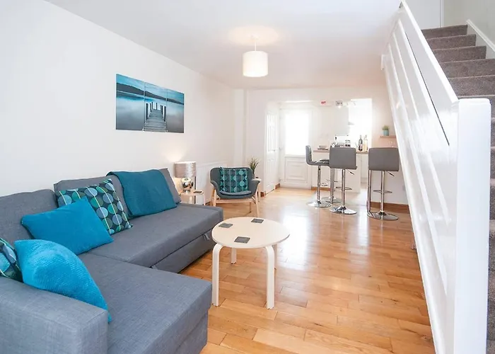 Modern House Close To Stadiums & Centre W/Parking