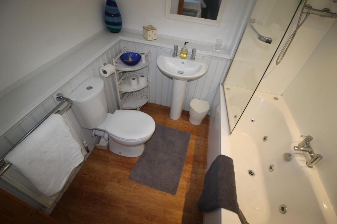 Violet 3 Bedroom By Holiday Homes Holiday home Cardiff