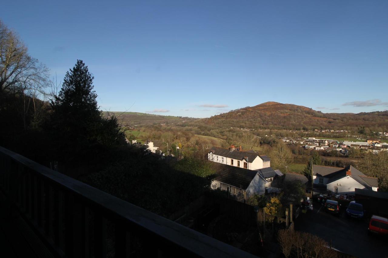 Violet 3 Bedroom By Holiday Homes Holiday home Cardiff