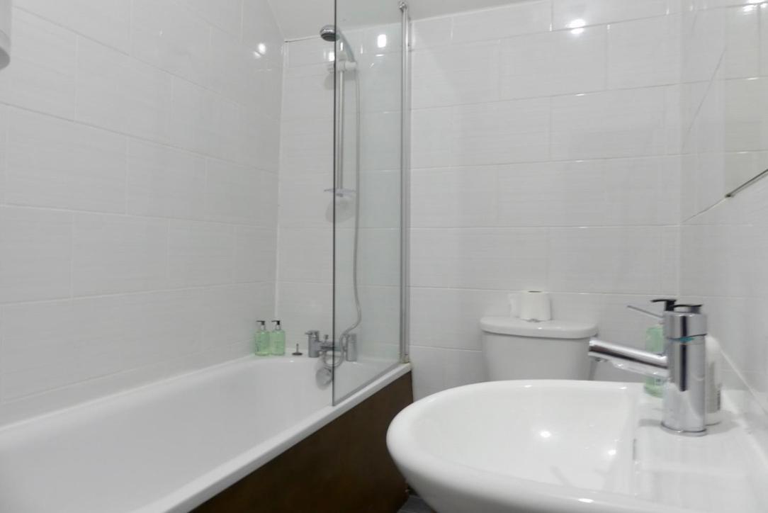 Bright And Modern 4 Person In Centre Apartment
