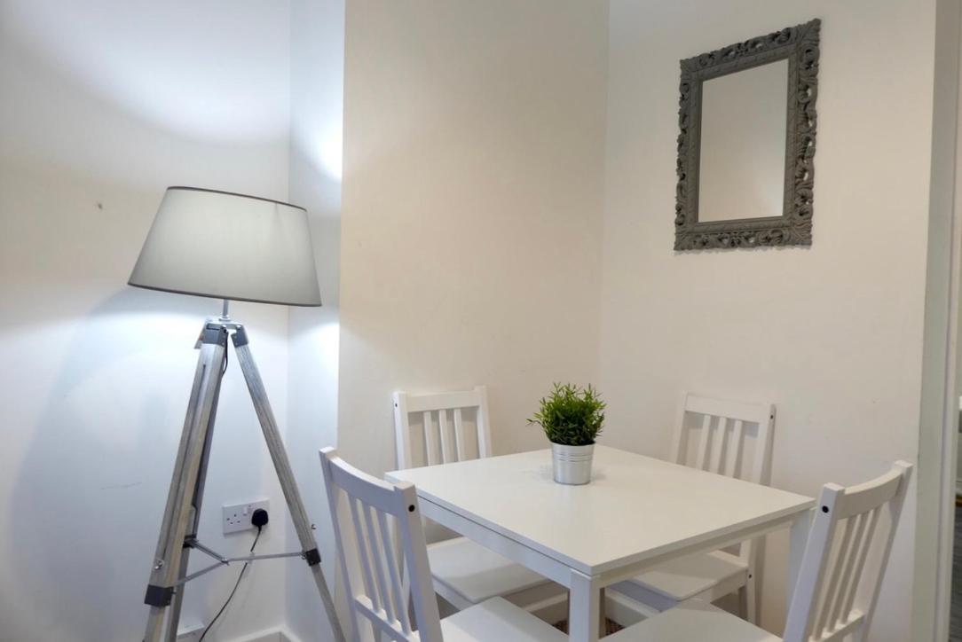 Bright And Modern 4 Person In Centre Apartment *