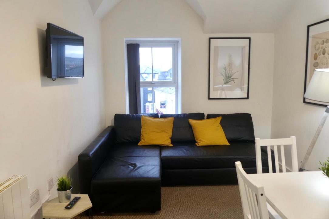 Bright And Modern 4 Person In Centre *
