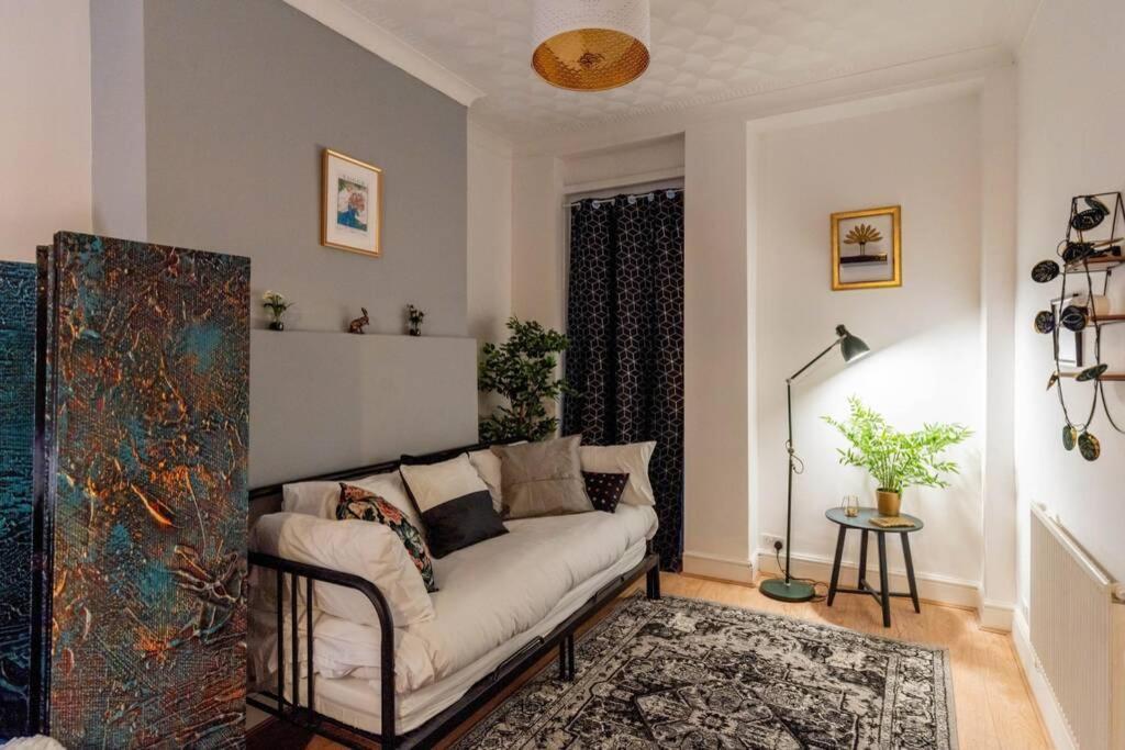 The Gatsby - Beautiful Spacious House Holiday home Cardiff